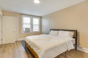 Un dormitorio con una cama grande y una ventana en Hatboro Vacation Rental about 25 Mi to Philadelphia! 