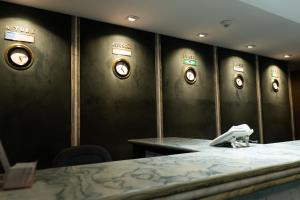 um quarto com paredes pretas com relógios na parede em San Rafael Comfort Class Hotel em Foz do Iguaçu