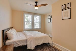 1 dormitorio con cama y ventana en Hatboro Retreat Steps From Shopping and Dining!, 