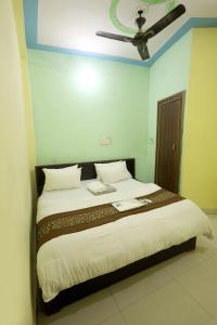 a bedroom with a large bed with a ceiling at Creeper Hotel And Restaurant in Rohtak
