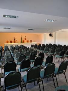 uma sala vazia com filas de cadeiras e um palco em Garanhuns Palace Hotel em Garanhuns