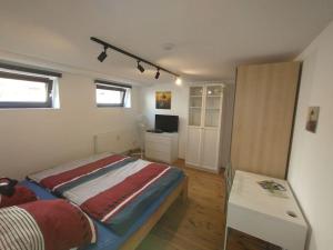 a bedroom with a bed and a desk in it at Schicke hundefreundliche Wohnung in Alsheim