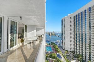 un balcón de un edificio con vistas al agua en Over The Moon! Miami Skyline and Water Views! en Miami