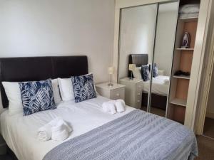 a bedroom with a bed with towels on it at Stunning 2 Bed/2 Bath Flat in Waterloo, London in London