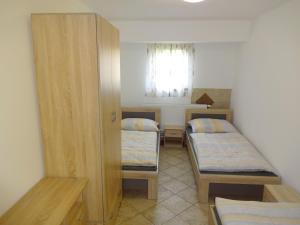 Giường trong phòng chung tại Podhájí 708, Jedovnice
