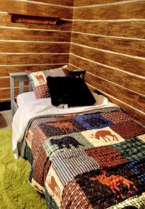 - une chambre avec un lit et un ordinateur portable dans l'établissement Charming Mound Street Retreat, à Baraboo