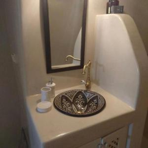 a bathroom counter with a sink and a mirror at οικογενειακό διαμέρισμα στην Οία in Oia