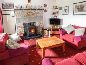 a living room with two couches and a fireplace at Sound Cottage in Sraheens