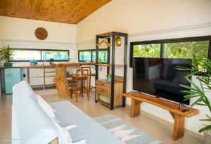 uma sala de estar com um sofá e uma cozinha em Pipa Sunset Villa em Pipa