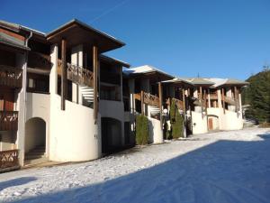 una fila de edificios de apartamentos en la nieve en Appartement Les Gets, 3 pièces, 5 personnes - FR-1-598-77, en Les Gets