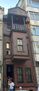 un hombre parado en la puerta de una casa en Historical Mansion en Estambul