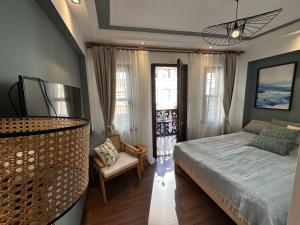 1 dormitorio con 1 cama y 1 silla en Historical Mansion en Estambul