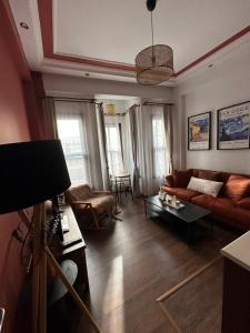 sala de estar con sofá y mesa en Historical Mansion en Estambul