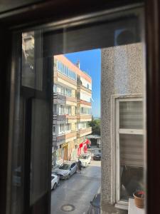 una ventana con vistas a una calle de la ciudad en Historical Mansion en Estambul
