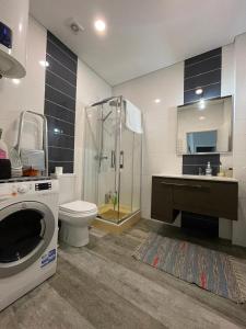 ein Badezimmer mit Dusche, Toilette und Waschbecken in der Unterkunft Apartment São MARTINHO - Aveiro in Aveiro