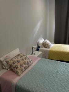 zwei Betten in einem Zimmer mit zwei in der Unterkunft Apartment São MARTINHO - Aveiro in Aveiro