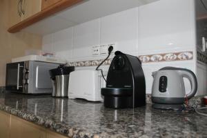 een aanrecht met een koffiezetapparaat en een broodrooster bij CAMINO INGLES Habitación Luxe doble Baño y cocina in A Coruña