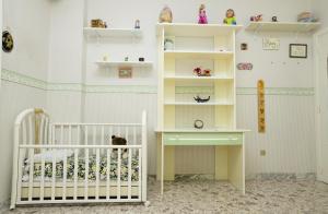 Habitación para bebés con cuna y escritorio en Casa Raffelina, en Minori