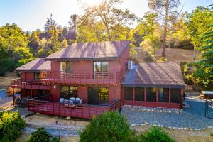 - une vue aérienne sur une maison rouge dans l'établissement Yosemite Cowboy Cabin, à Oakhurst