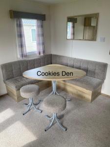 un sofá con mesa y 2 sillas en Cookies Den en Weymouth