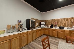 Η κουζίνα ή μικρή κουζίνα στο Quality Inn & Suites Manitou Springs at Pikes Peak
