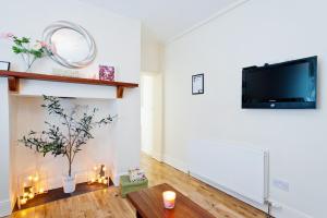 A television and/or entertainment centre at Dublin Vacation Rentals