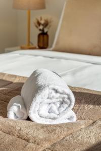 ein Handtuch auf dem Bett in der Unterkunft Modern Townhouse Cashel Street 2 bed 2 bath in Christchurch