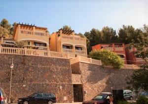 een gebouw waar auto's voor geparkeerd staan bij Torre Picada Duplex in Port de Soller