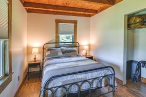 Krevet ili kreveti u jedinici u okviru objekta Secluded Campton Cabin with Views and Cozy Fireplace!