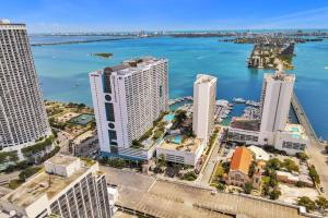 eine Luftansicht einer Stadt mit Gebäuden und Wasser in der Unterkunft First Class! - Crystal clear water views! in Miami