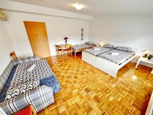 Postel nebo postele na pokoji v ubytování Center Station ROOMS