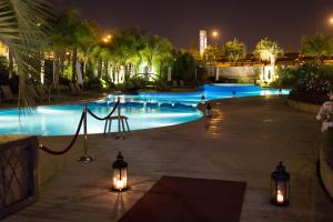 メンドーサにあるEsplendor by Wyndham Mendozaの青いライトが灯る夜のプール +34枚の写真