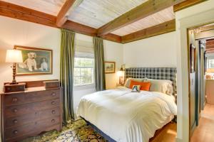 Tempat tidur dalam kamar di Enchanting Highlands Cottage with Pond and Falls!