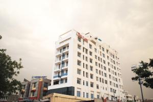 un edificio blanco con un cartel en la parte superior en The Park Classic, en Jaipur