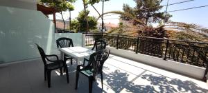 - un balcon avec une table et des chaises dans l'établissement Francesca Studios, à Potos