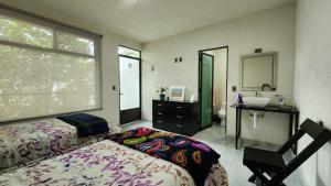 um quarto com uma cama, um lavatório e um espelho em La Palma Coliving 
