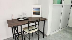 una mesa de comedor con una silla y una foto en La Palma Coliving, 