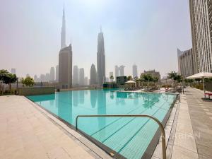 Bazén v ubytování Downtown Views - Amazing 1BR near to Burj Khalifa nebo v jeho okolí