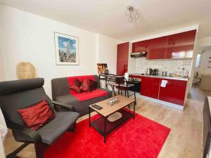 sala de estar con sofá y alfombra roja en Appartement Ensoleillé à 15 minutes de Paris en Vitry-sur-Seine