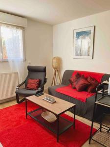 a living room with a couch and a coffee table at Appartement Ensoleillé à 15 minutes de Paris in Vitry-sur-Seine