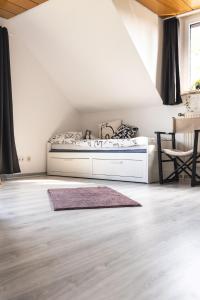 1 dormitorio con cama y alfombra en Auszeit Altenhorst en Schalksmühle