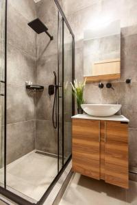 un baño con lavabo y ducha en Elektra Luxury Apartment I, en Alexandroupoli 26 fotos más