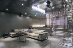 a living room with a couch and a table at Orient Luxury Villa Motel in Huwei