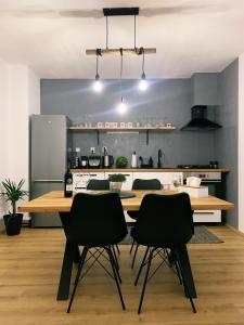 cocina con mesa de madera y sillas negras en Zahradní 6 en Velké Pavlovice