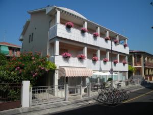 ein Gebäude, vor dem eine Menge Fahrräder geparkt waren in der Unterkunft Hotel Eliani in Grado