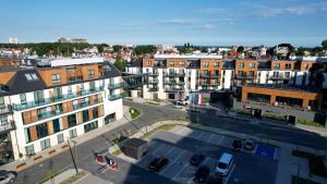 une vue aérienne sur une ville avec des bâtiments dans l'établissement Bel Mare Resort ekskluzywny apartament dla wymagających klientów, à Międzyzdroje