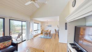 een woonkamer met een tv en een balkon bij Litchfield Retreat 2BR Villa Resort Bonuses in Pawleys Island