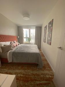 1 dormitorio con cama y ventana en Bel Mare Resort ekskluzywny apartament dla wymagających klientów en Międzyzdroje