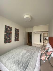 1 dormitorio con 1 cama y 1 sofá en Bel Mare Resort ekskluzywny apartament dla wymagających klientów, en Międzyzdroje