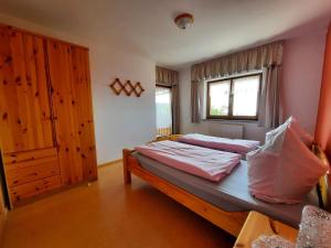 En eller flere senge i et værelse på Panoramic view holiday home, Neureichenau